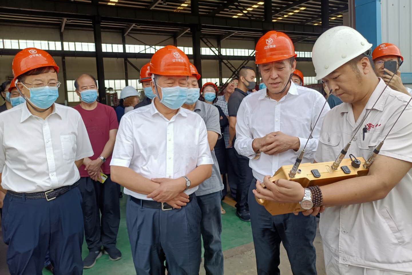 鞍山市人大常委会到利国娱乐国际老牌w66专用汽车公司视察事情